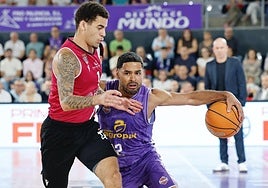 Wintering, defendido por Thomas en el partido del Súper Agropal Palencia con el Cartagena.
