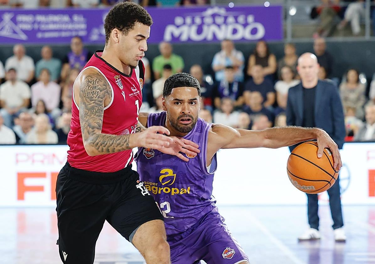 Wintering, defendido por Thomas en el partido del Súper Agropal Palencia con el Cartagena.