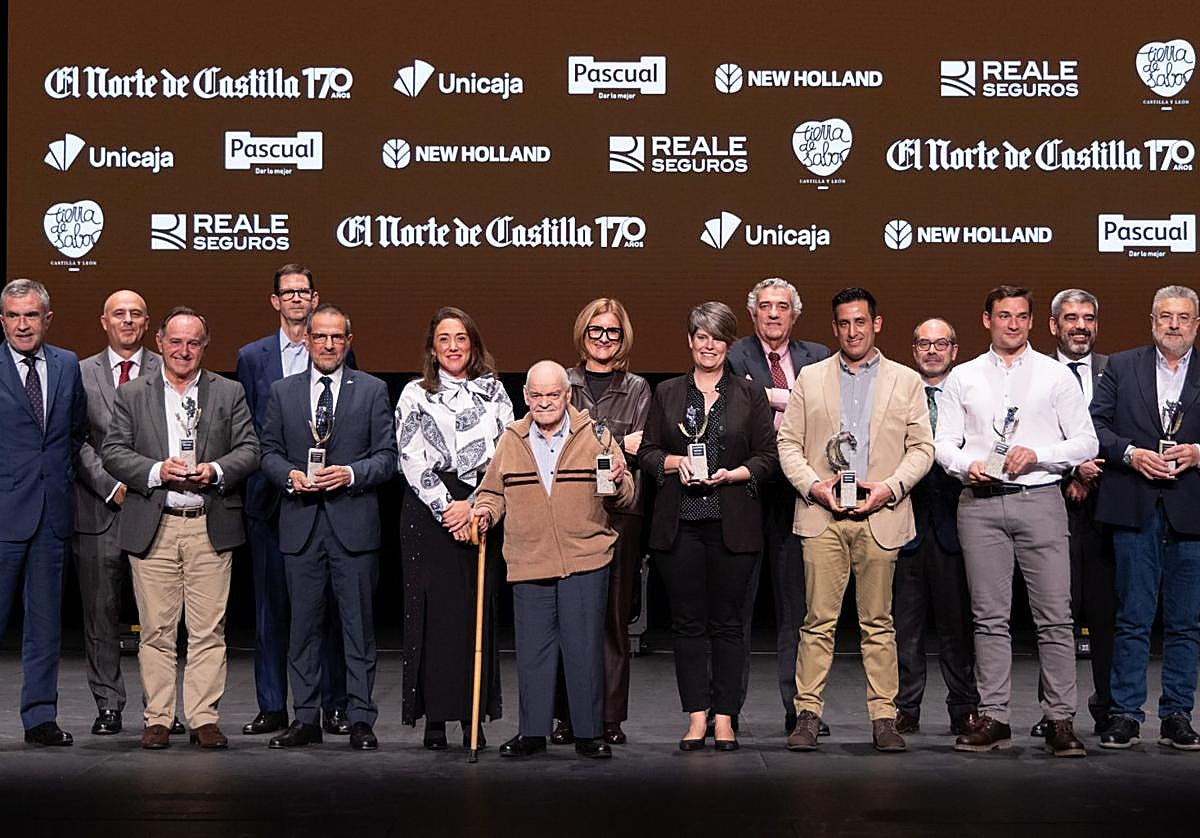 Premiados, organizadores, patrocinadores y represenantes institucionales en la foto de familia de la edición de 2024.