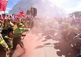 Manifestación de agentes y bomberos forestales el pasado 24 de septiembre junto a la Cúpula del Milenio.