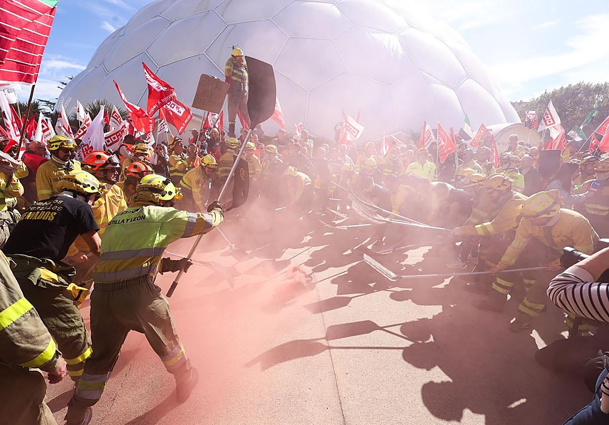 Manifestación de agentes y bomberos forestales el pasado 24 de septiembre junto a la Cúpula del Milenio.