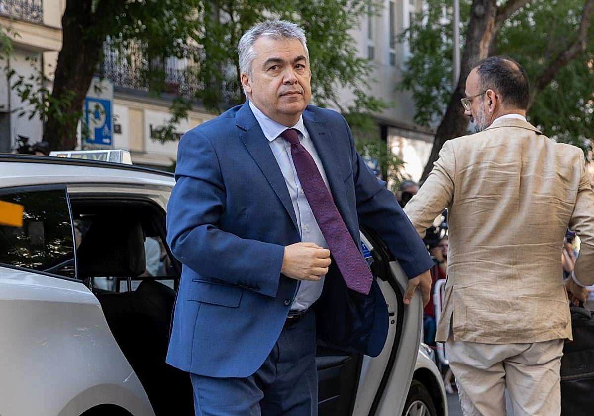 Santos Cerdán a su llegada al Tribunal Supremo, del que salió para entrar en la prisión de Soto del Real por orden del juez.