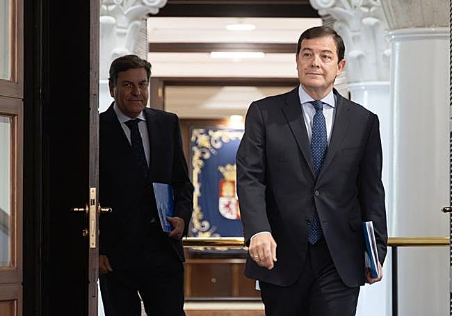 El presidente de la Junta, esta semana, tras presentar el proyecto de presupuesto autonómico para 2025. Tras él, el consejero de Economía y Hacienda.