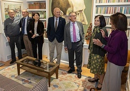 Los hijos del escritor en el salón de la Casa Delibes.