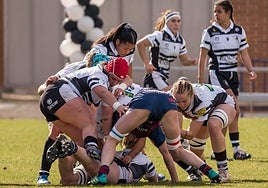 Mini melé en uno de los partidos del Colina Clínic.