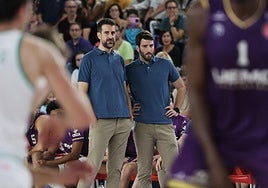 David Barrio consulta a su ayudante Álvaro Díaz en el partido ante Toledo.