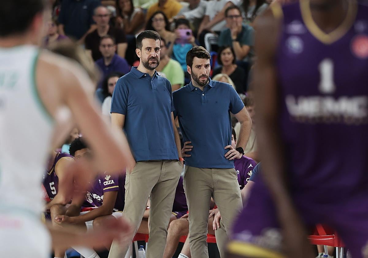 David Barrio consulta a su ayudante Álvaro Díaz en el partido ante Toledo.