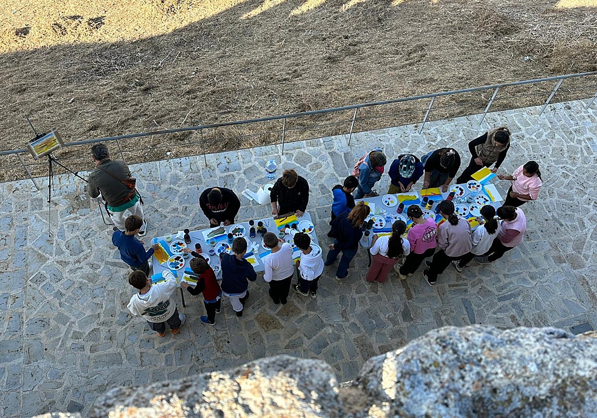Taller infantil de pintura impartido por Isidoro Moreno en el mirador del roto de la muralla