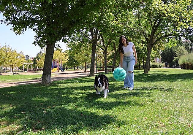 María Sanz y su perro Murphy, de María Vetican, jugando en el parque.