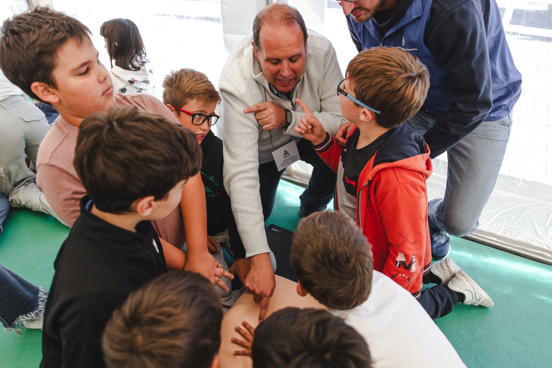 Los enfermeros de Palencia enseñan cómo hacer una RCP