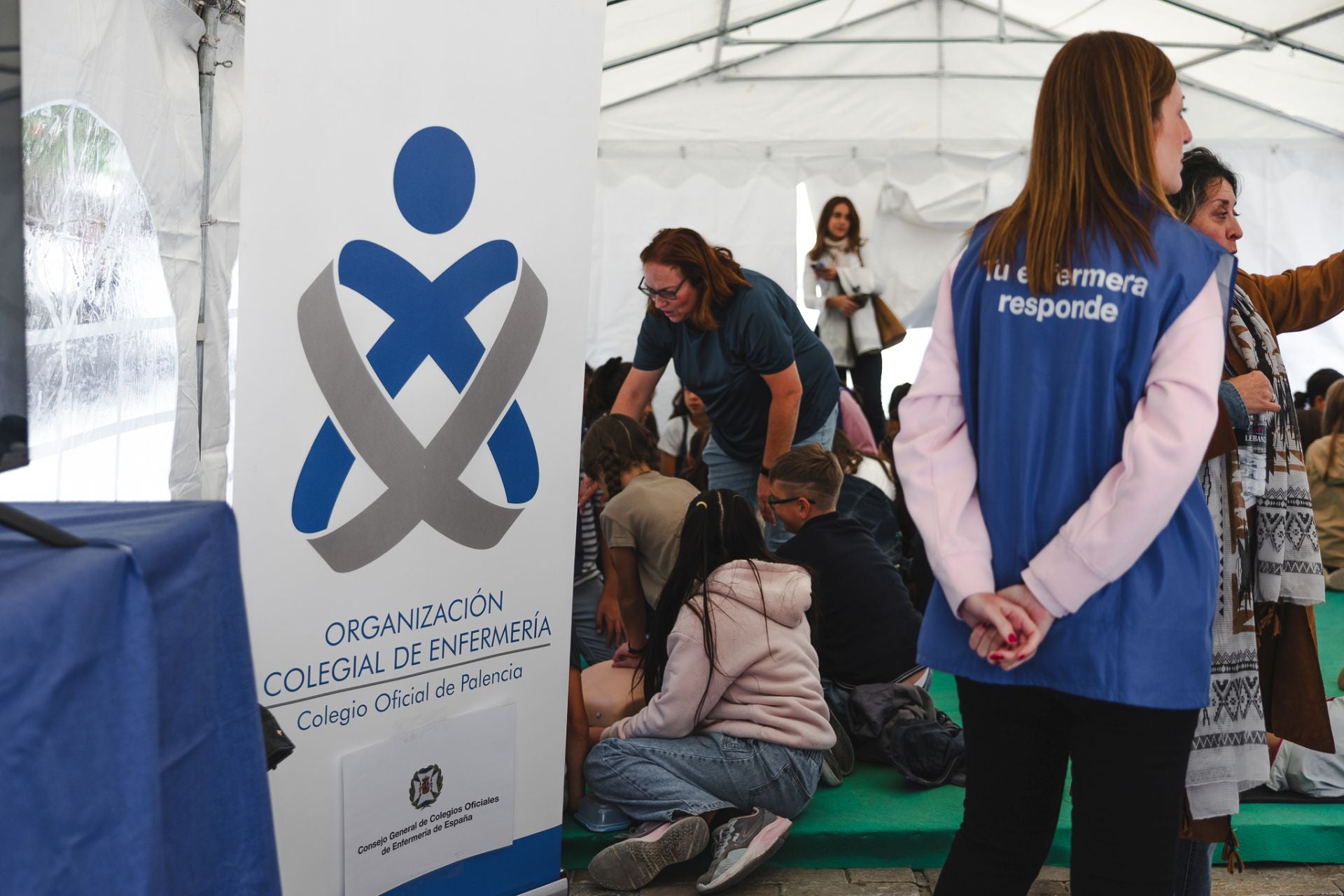 Los enfermeros de Palencia enseñan cómo hacer una RCP