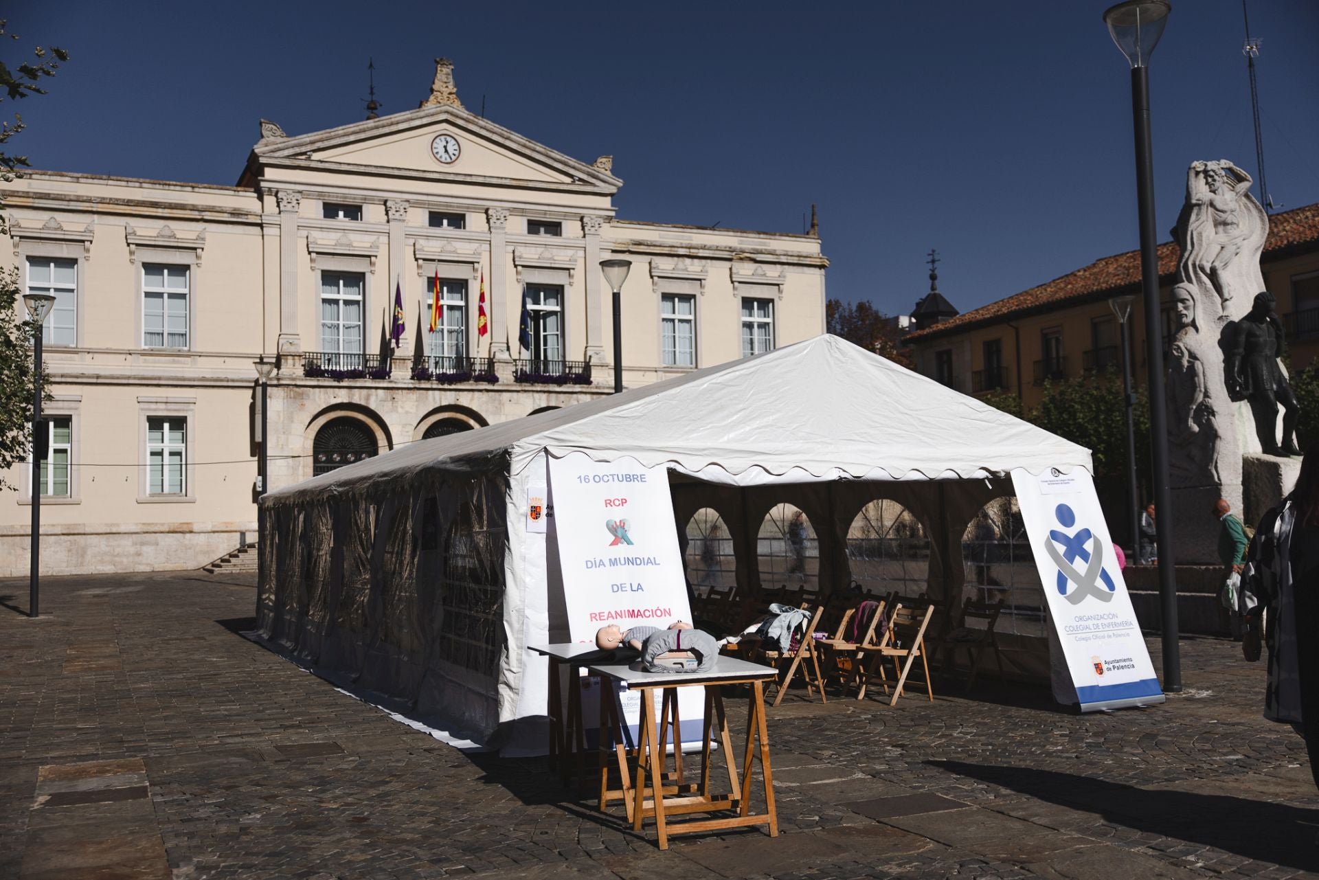 Los enfermeros de Palencia enseñan cómo hacer una RCP
