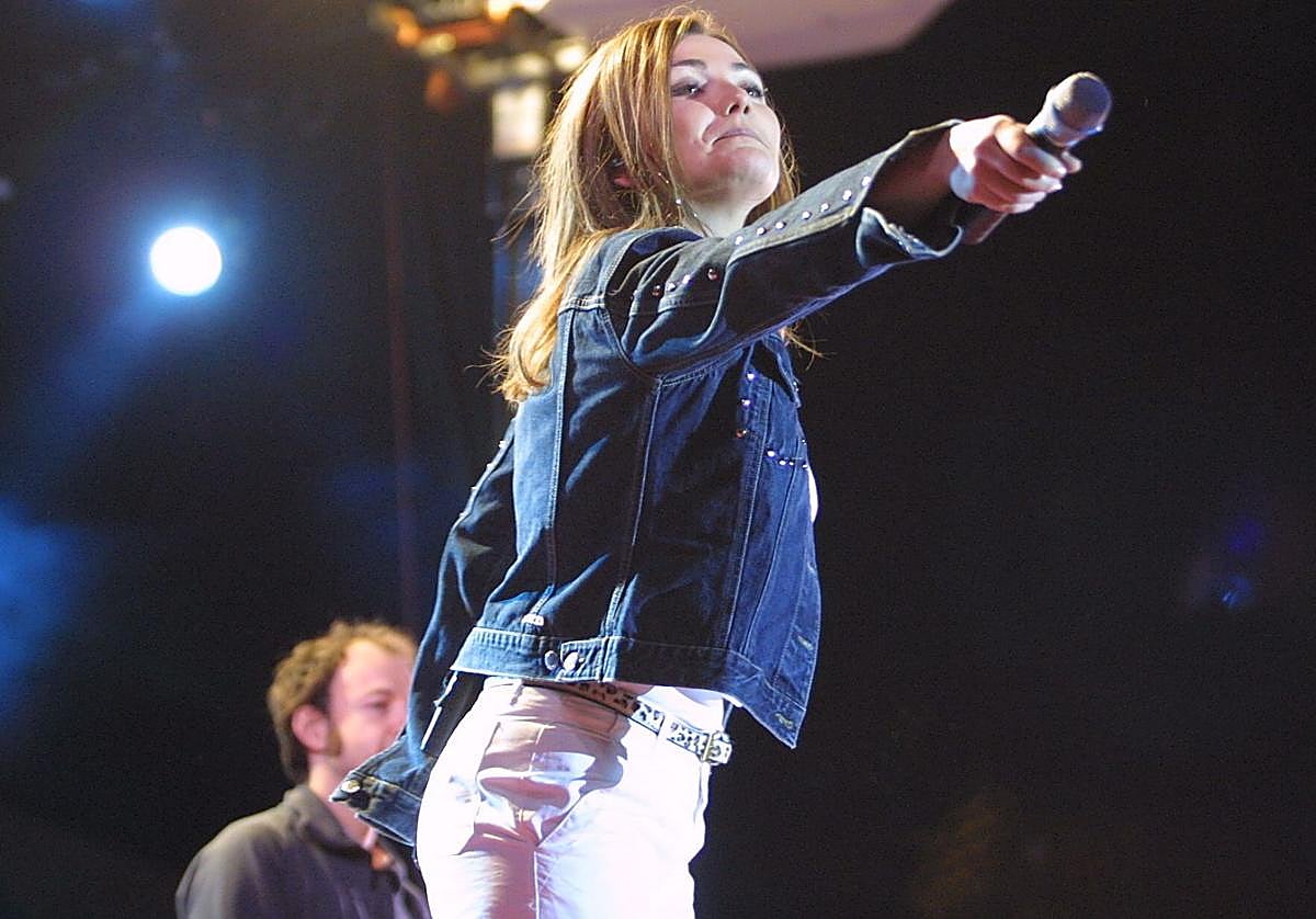 Amaia Montero, durante el concierto que la Oreja de Van Gogh dio en la Feria de Muestras de Valladolid en 2001.