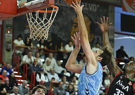 Vrankic lanza a canasta, el sábado pasado en Torrelavega.