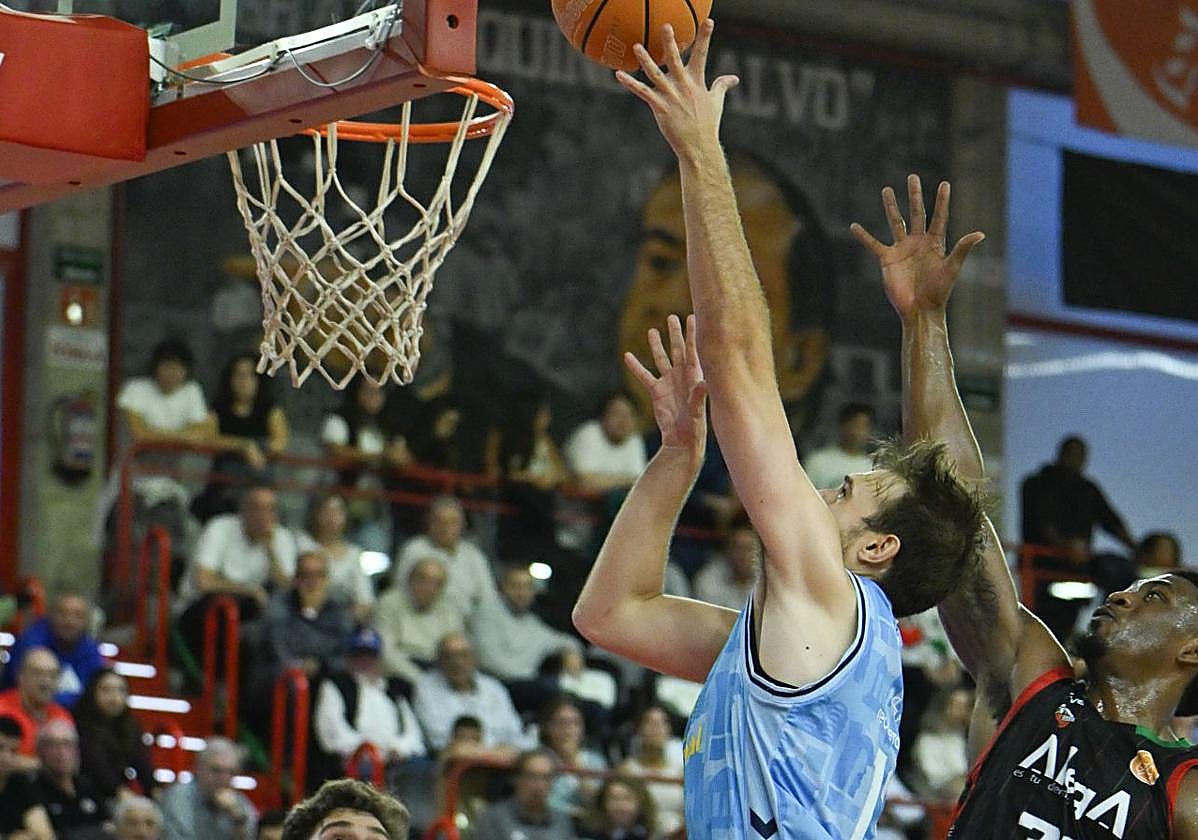 Vrankic lanza a canasta, el sábado pasado en Torrelavega.