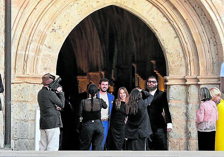 Un grupo de invitados en el patio interior del Monasterio de Valbuena.