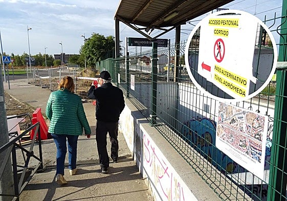 Maribel y Claudio inician el rodeo hacia el túnel de Andrómeda al encontrarse con el paso inferior del apeadero de la Universidad cortada para su remodelación.