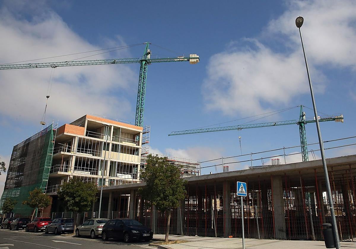 Bloques de viviendas en plena construcción en el barrio Comunidad Ciudad y Tierra de Segovia.