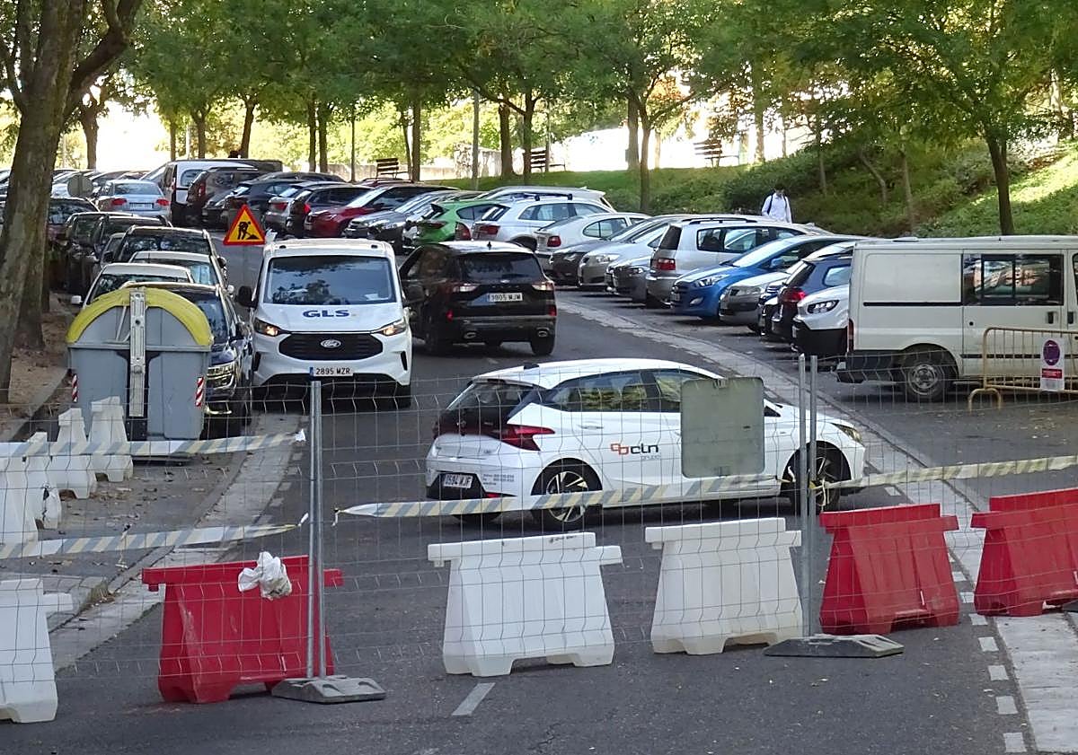 Imagen principal - Arriba, dos conductores dan la vuelta para salir de la calle Juan García Hortelano. Debajo, a la izquierda, el desvío hacia Amadeo Arias desde Ciudad de la Habana. a la derecha, la señal de giro que lo indica unos metros más atrás en esta última calle.