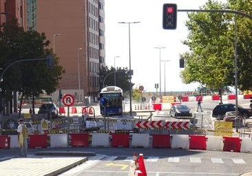 Las obras mutantes de la red de calor crean una peligrosa gincana para coches y peatones en Parquesol