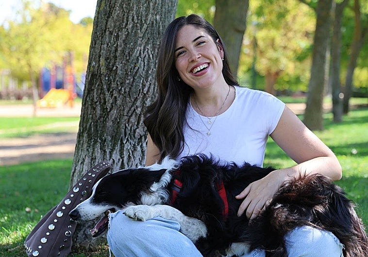 María Sanz y su perro Murphy, de María Vetican, jugando en el parque.