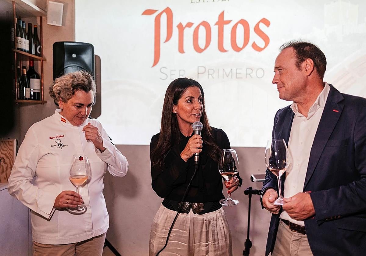 Pepa Muñoz, chef; Pilar Oltra, CEO de Vinology, y Carlos Villar, director general de Bodegas Protos.