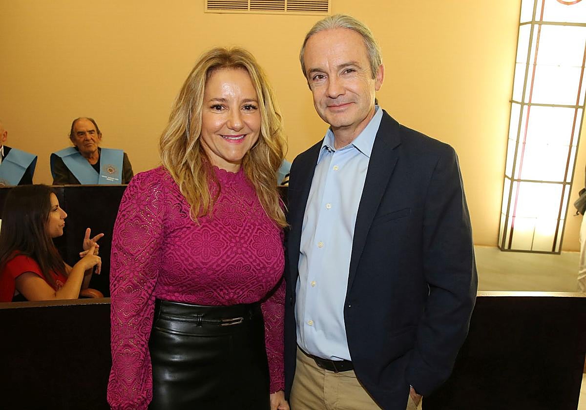 Mariló Reina, directora del centro asociado en Segovia de la UNED, y Carlos Briones, encargado de la inauguración del curso.
