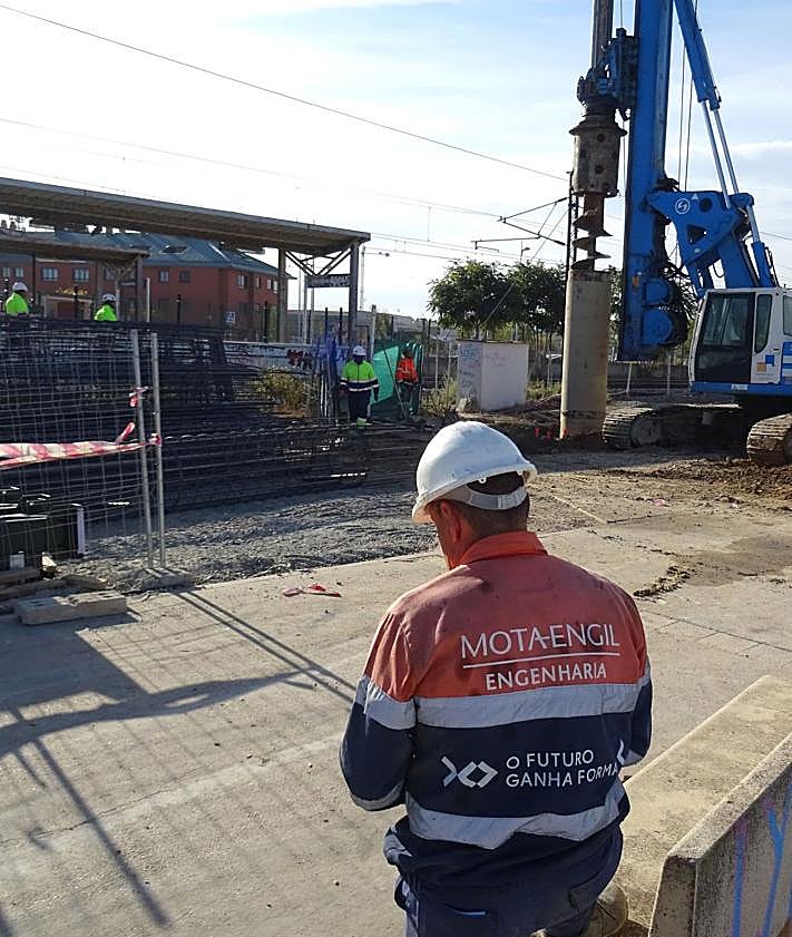 Imagen secundaria 2 - Arriba, obras en el apeadero del lado de Juan Carlos I. Debajo, a la izquierda, detalle de la rampa provisional para acceder a la parada del tren y que corta la anterior rampa. A la derecha, una pilotadora trabaja del lado del Campus Miguel Delibes.