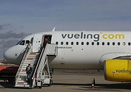 Avión de Vueling en el aeropuerto de Villanubla en una imagen de archivo.