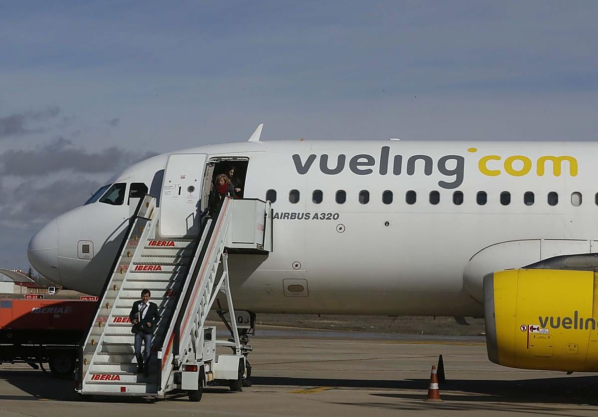 Avión de Vueling en el aeropuerto de Villanubla en una imagen de archivo.
