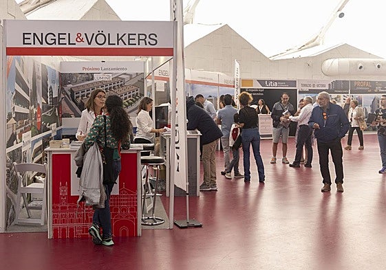 La jornada del sábado destacó por la gran afluencia de público interesado en comprar vivienda.