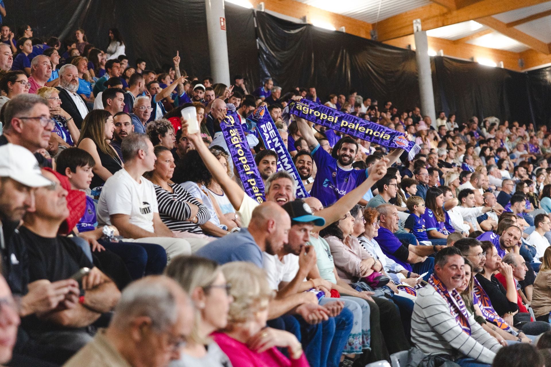 Búscate en las gradas del Súper Agropal-Menorca