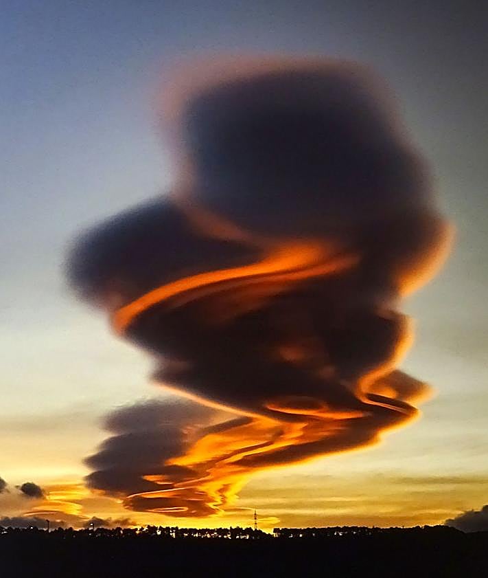 Imagen secundaria 2 - Tres de las fotografías expuestas en la sala de San Benito. Arriba, tormenta eléctrica en Segovia (Adrián Escobar). Debajo, a la izquierda, una supercélua llegando a Burgos (Rodrigo de Pablo). A la derecha, una nube lenticular (Roberto Ocáriz).