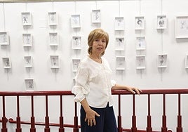 Esther Zurro, frente a las ilustraciones que forman parte de la exposición.