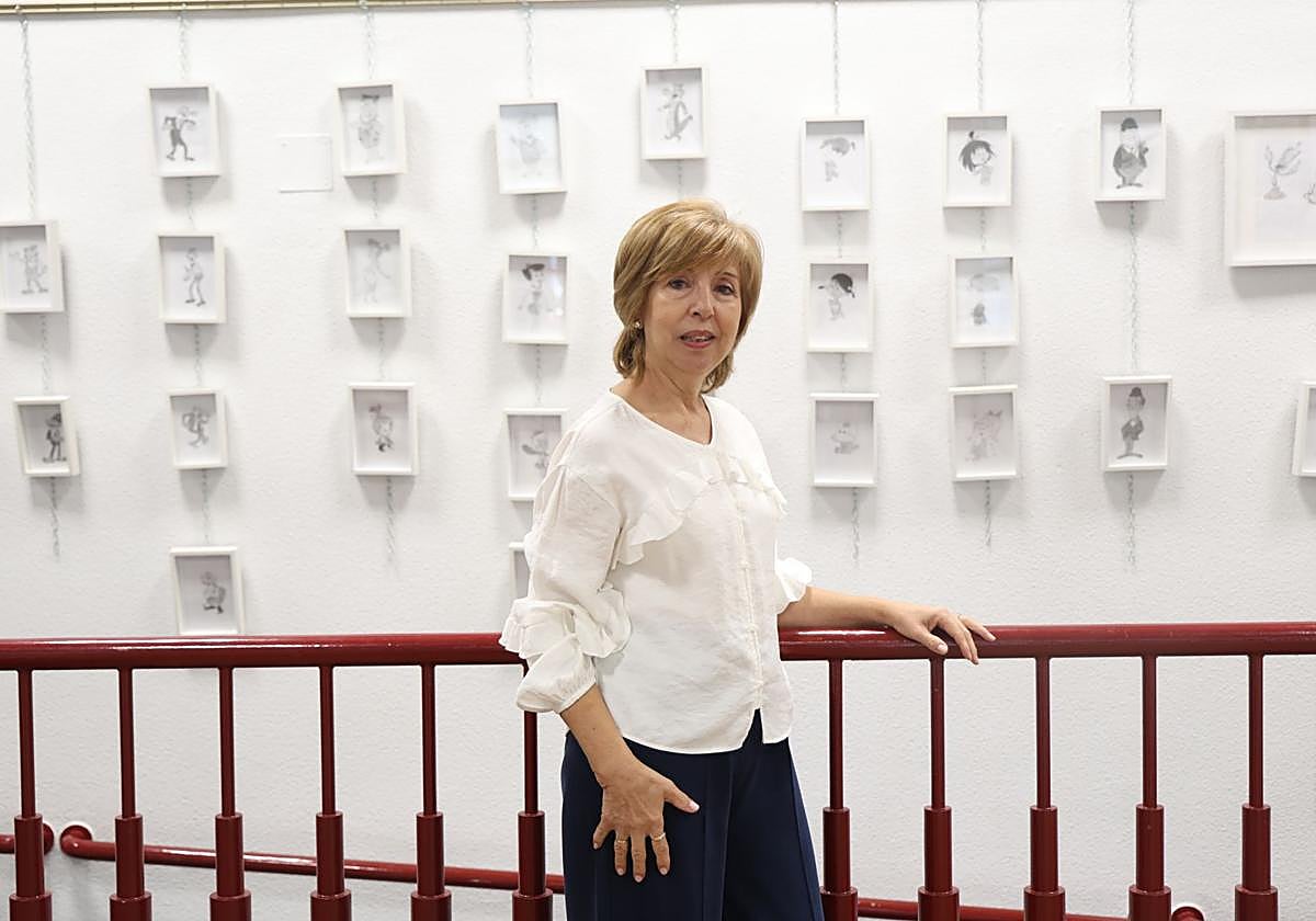 Esther Zurro, frente a las ilustraciones que forman parte de la exposición.