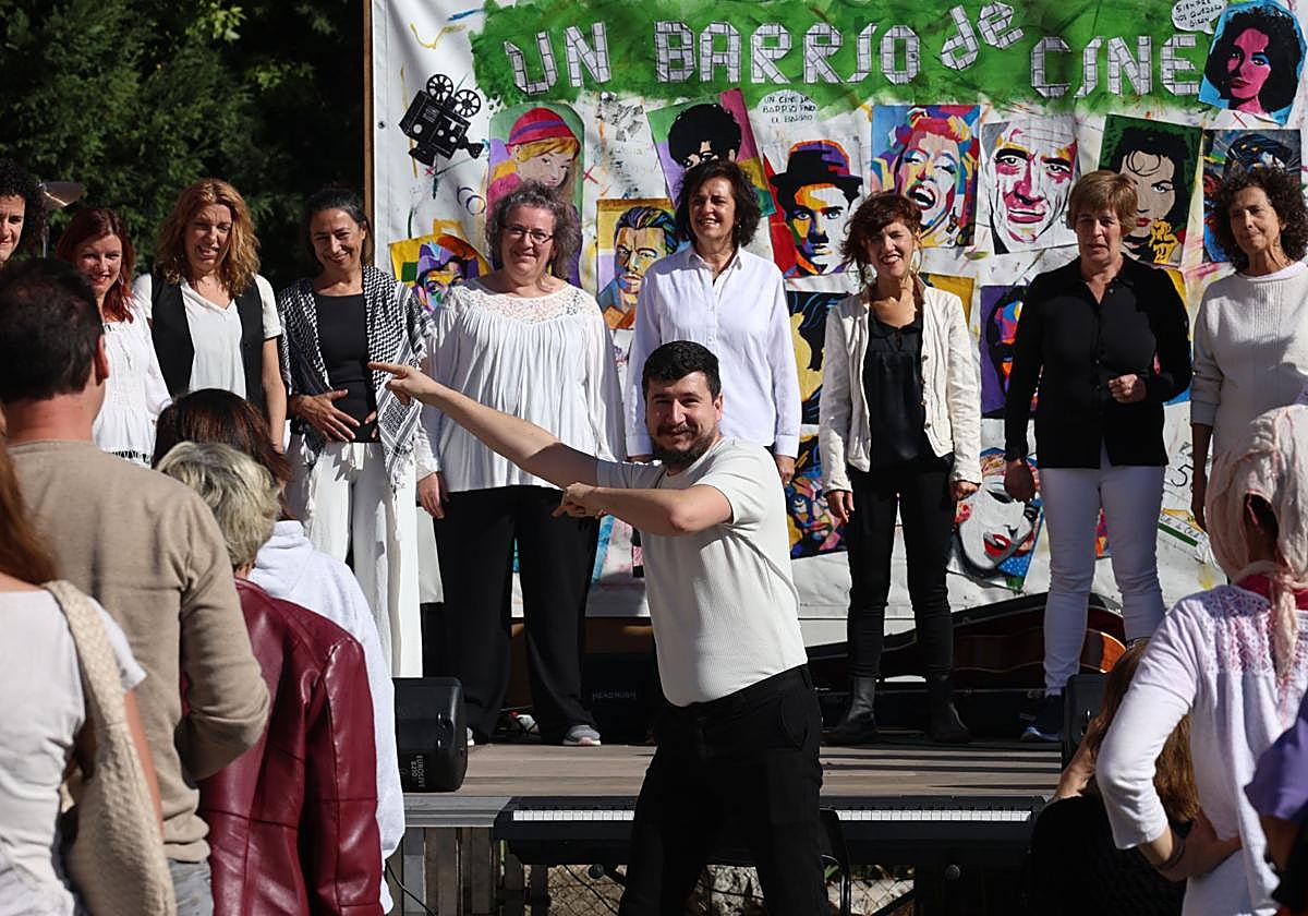 Participantes en el encuentro vecinal para reclamar la reapertura del Cine Castilla en Girón.