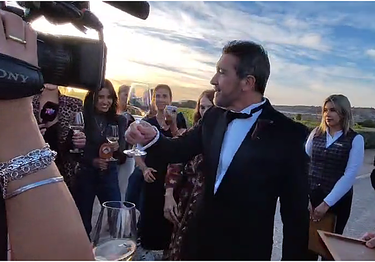 Antonio Banderas sale al encuentro de los periodistas.