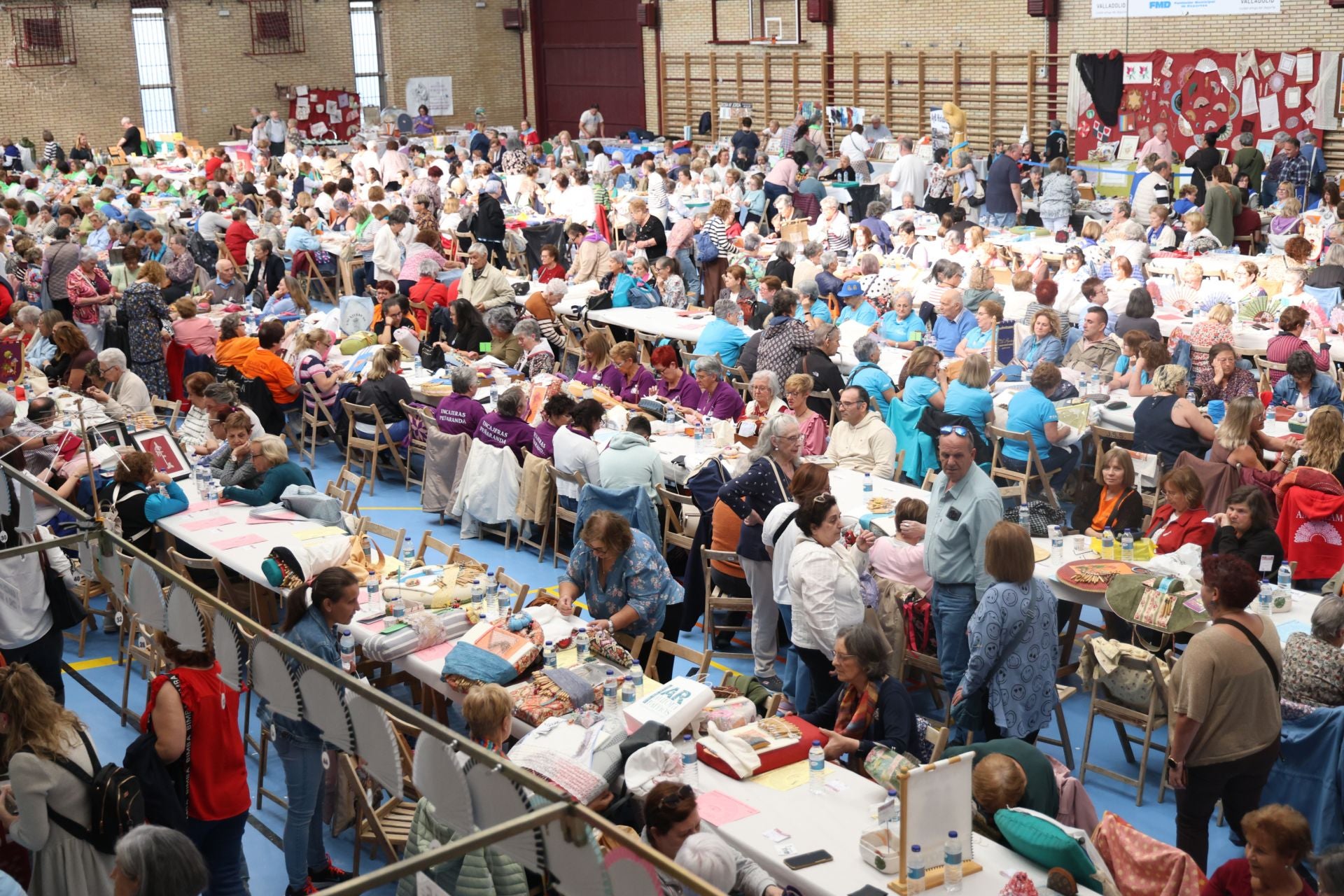 Encuentro nacional de encajeras en el Polideportivo Rondilla en Valladolid