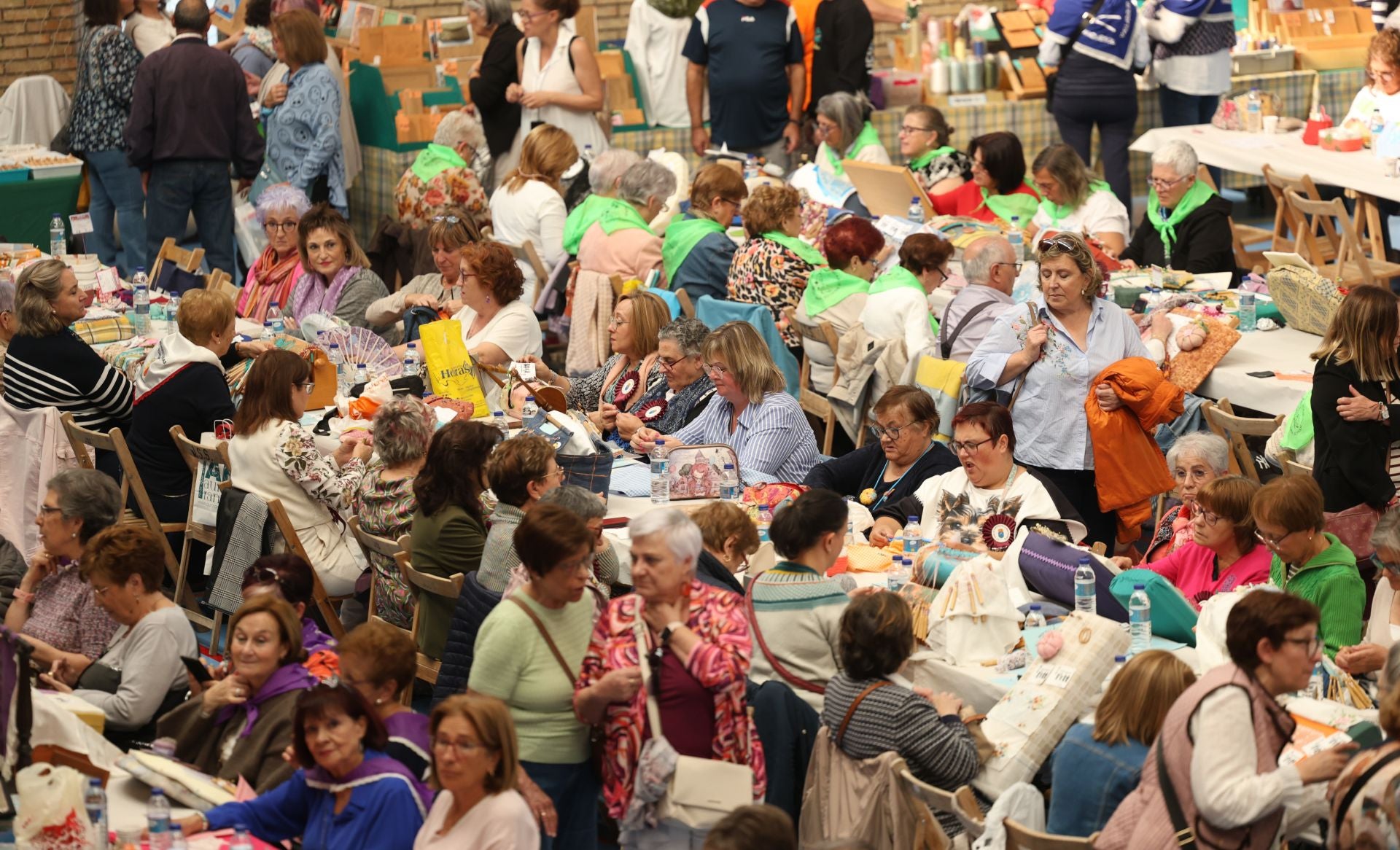 Encuentro nacional de encajeras en el Polideportivo Rondilla en Valladolid