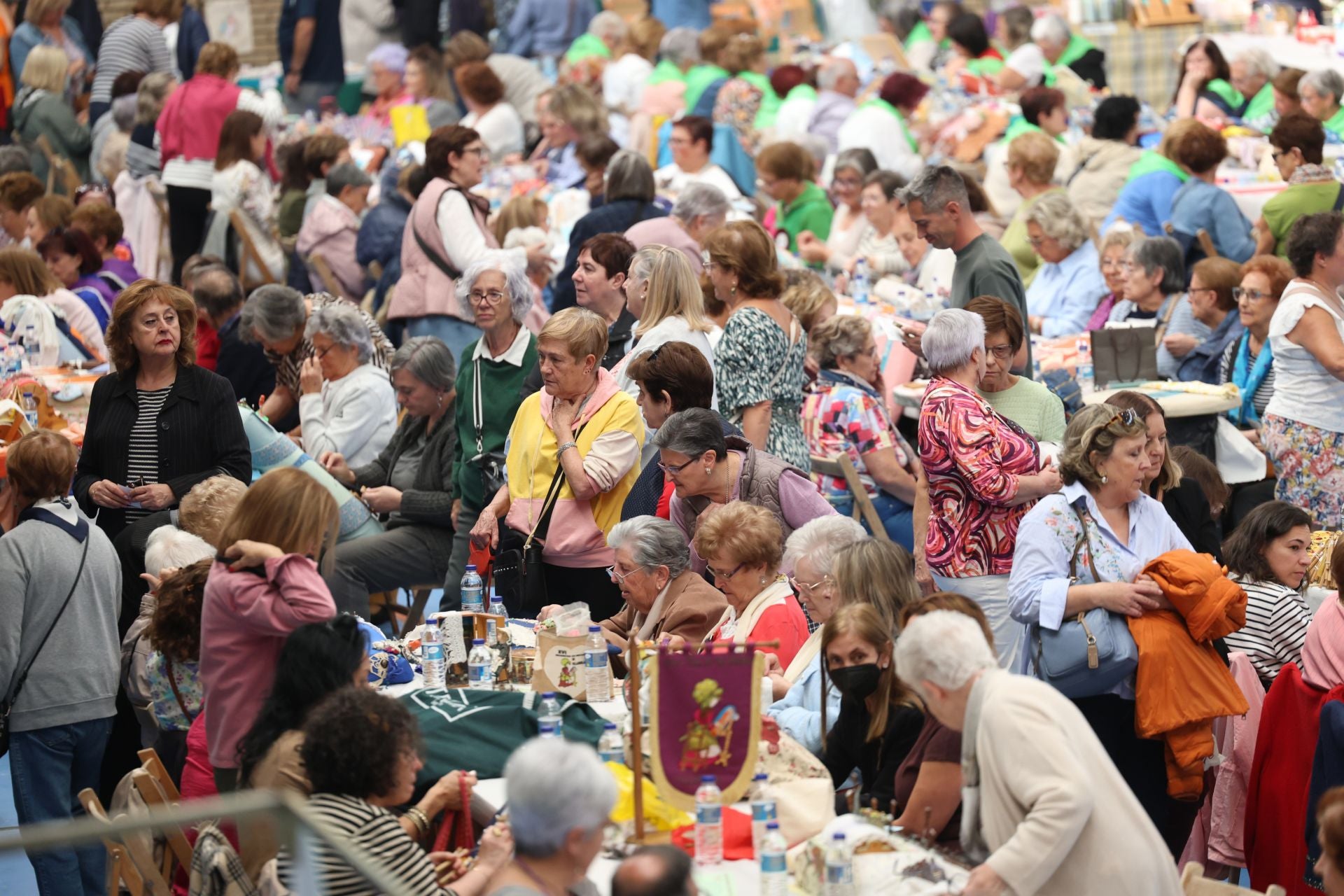 Encuentro nacional de encajeras en el Polideportivo Rondilla en Valladolid