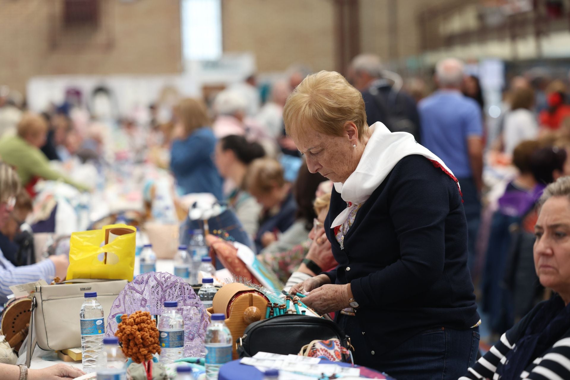 Encuentro nacional de encajeras en el Polideportivo Rondilla en Valladolid