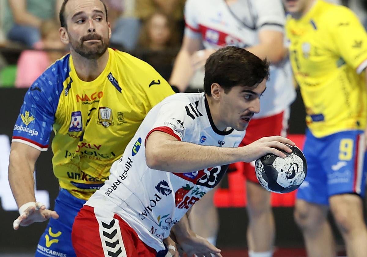 Un jugador del Nava se zafa de un rival en un partido anterior.