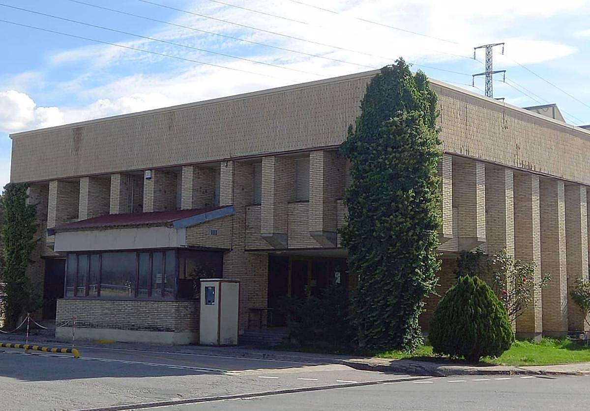 Local en el polígono de la Comunidad de Villa y Tierra Antigua de Cuéllar planteado para los exámenes de conducir.