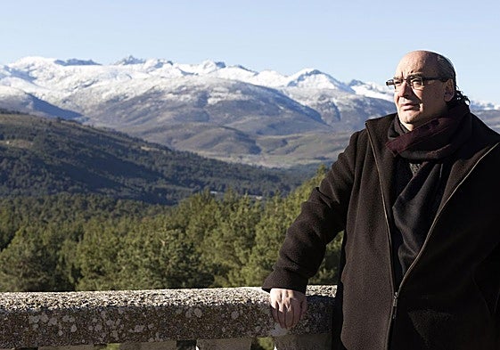 El poeta José María Muñoz Quirós, en la Sierra de Gredos, en una imagen de archivo.