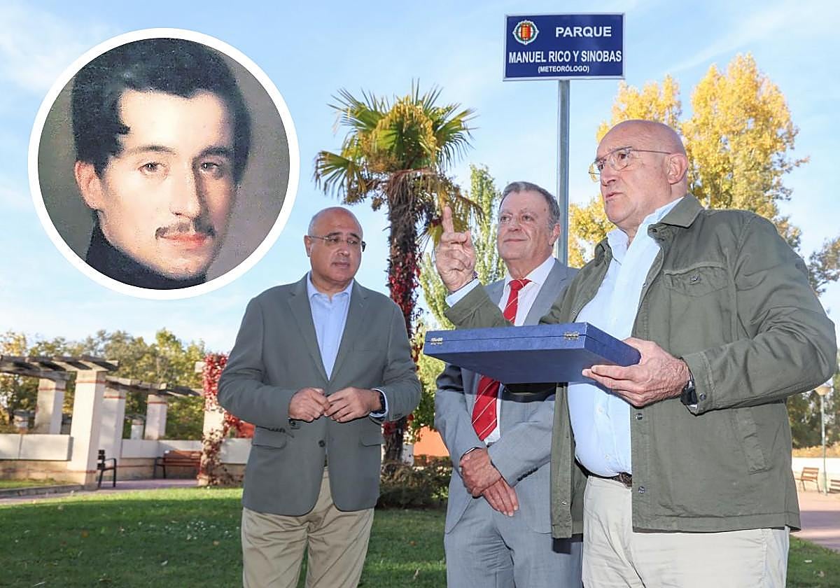 Homenaje a Rico y Sinobas (en detalle) en el parque que lleva su nombre. De izquierda a derecha, Jacinto Canales, Manuel Mora y Jesús Julio Carnero, delante de la placa.