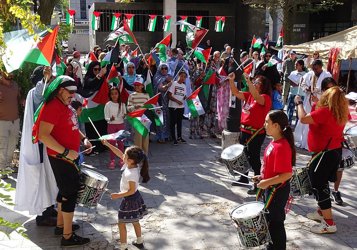 Batucada y refugiados con las banderas saharauis durante la protesta en la plaza de Juan de Austria.