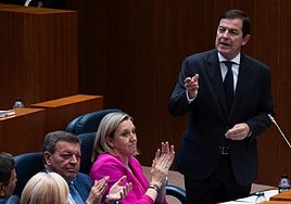 Alfonso Fernández Mañueco se dirige a David Hierro (Vox) durante un Pleno reciente.