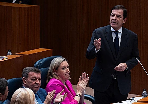 Alfonso Fernández Mañueco se dirige a David Hierro (Vox) durante un Pleno reciente.