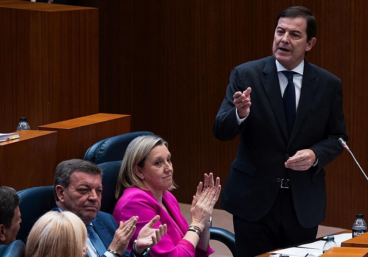 Alfonso Fernández Mañueco se dirige a David Hierro (Vox) durante un Pleno reciente.