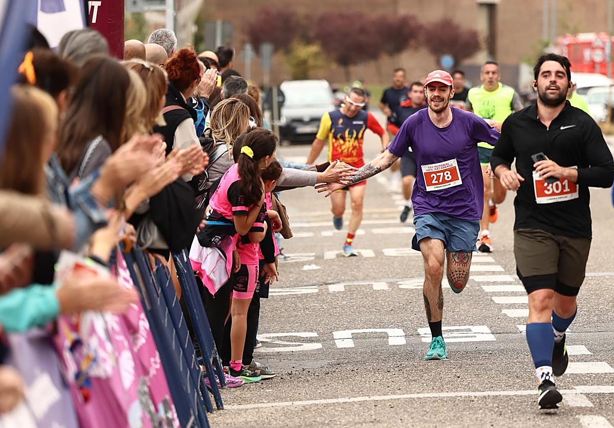 El público anima a los corredores en la recta de meta situada en la calle Mieses, junto a la entrada del parque de Bomberos.